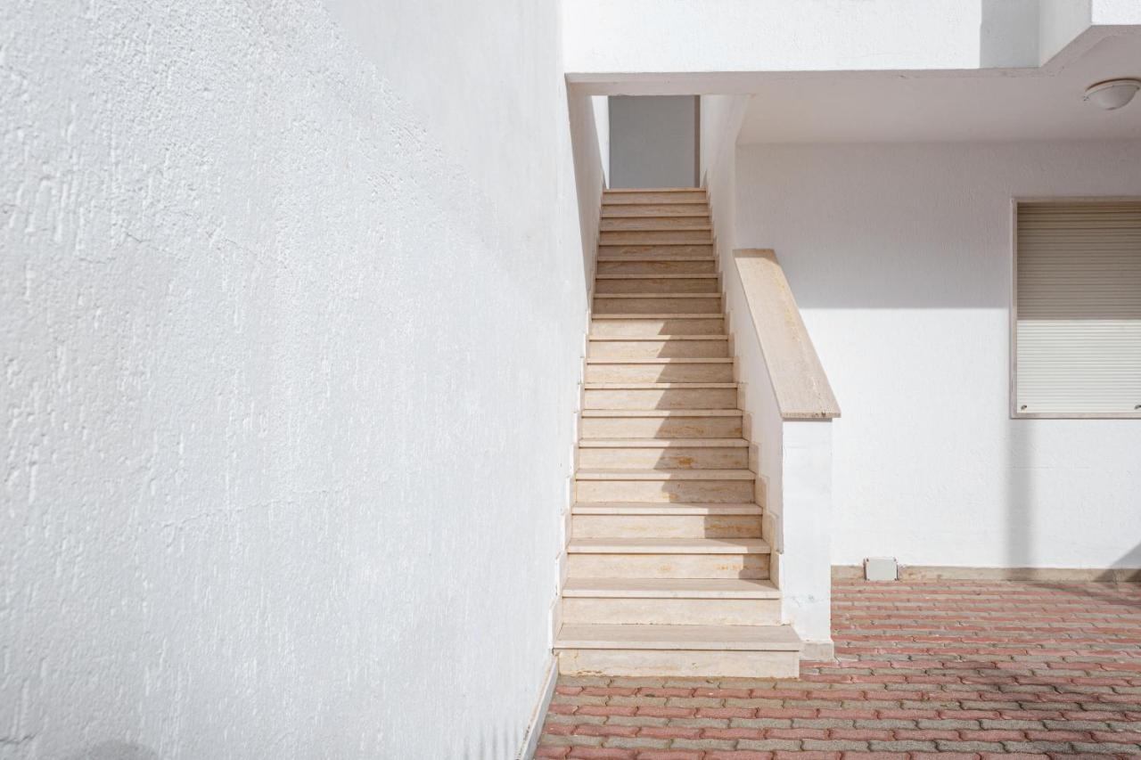 Appartamento A 150 M Dal Mare Climatizzato Con Bellissimo Patio Esterno Torre Pali Exterior foto